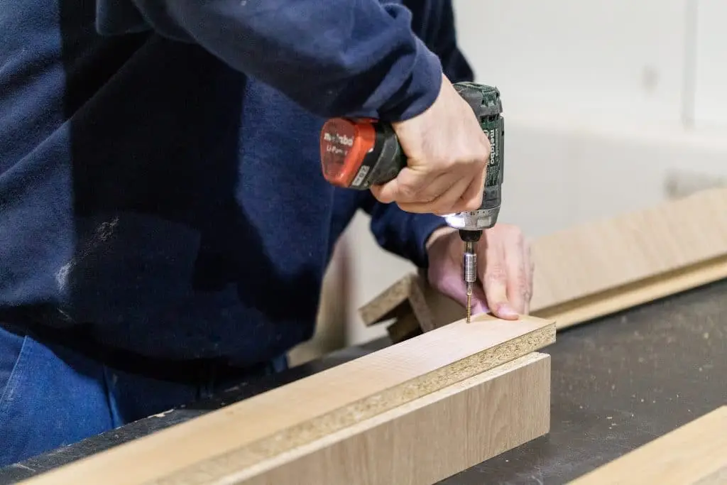 Carpintero_trabajando_madera