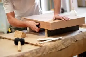 Carpintero trabajando con madera