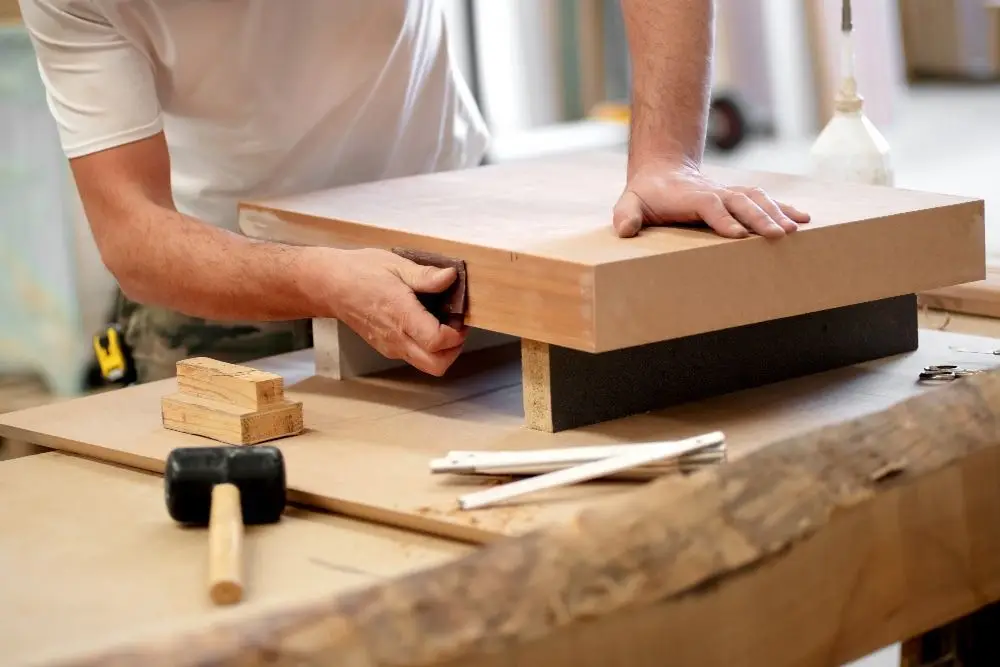 Carpintero trabajando con madera