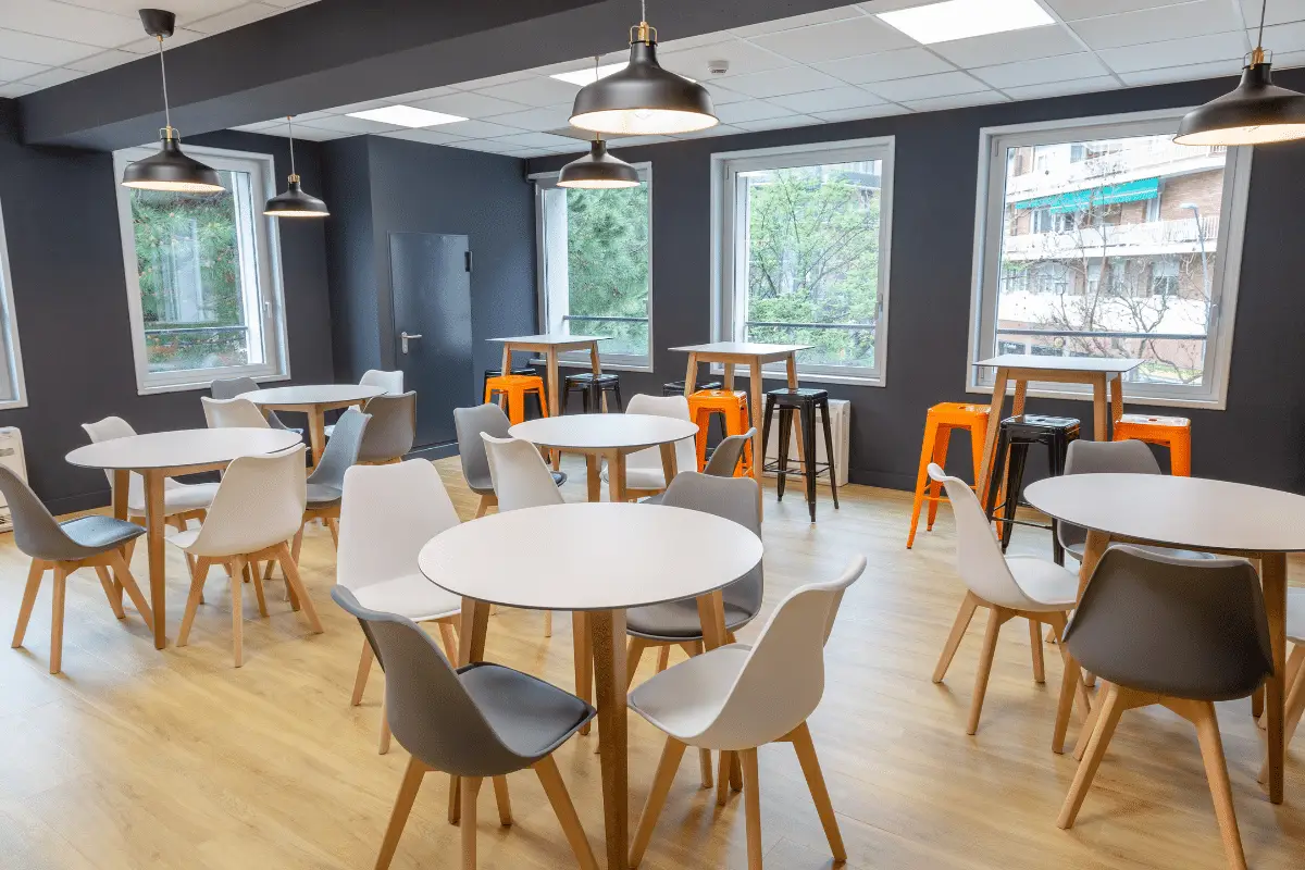 Equipamiento Flagship Store Orange